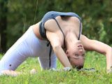 Jordan Carver se relaja haciendo yoga