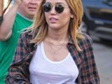 Miley Cyrus sin sujetador marcando pezones