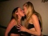 Video real de dos amigas comiéndose la boca