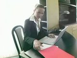 La secretaria por debajo de la mesa