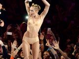 Miley Cyrus muy caliente en los premios MTV