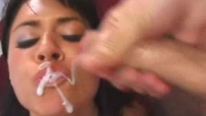 Eva Angelina tragando leche