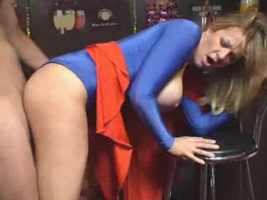 Superwoman echando un exquisito polvo en un bar