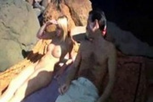 Dos nudistas follando en medio de la playa
